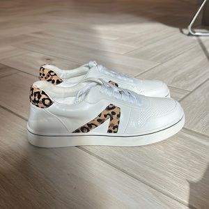 Mia Alta F Leopard Sneaker NWT ( Veja Inspo)